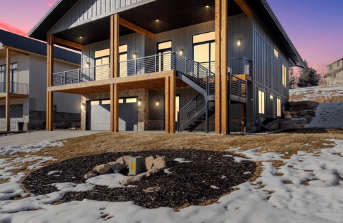 Eden House | New Custom Spacious 7-bedroom House with Lake and Mountain Views