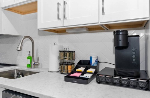 Kingman Park Hotel | New DC Unit+Prime Location+2BR+Private Parking