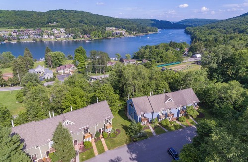 McHenry House | New! Deep Creek Townhome Near Wisp w/Fireplace