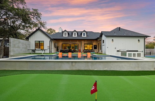 Dripping Springs House | -NEW-Downtown DRIP Pool/Spa/Golf/Pickleball/30Guests
