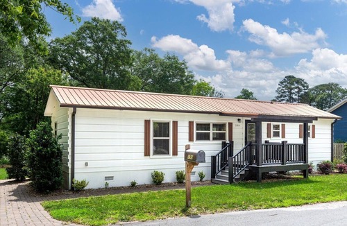 Simpsonville Cabin | NEW Downtown Simpsonville Cozy Cabin