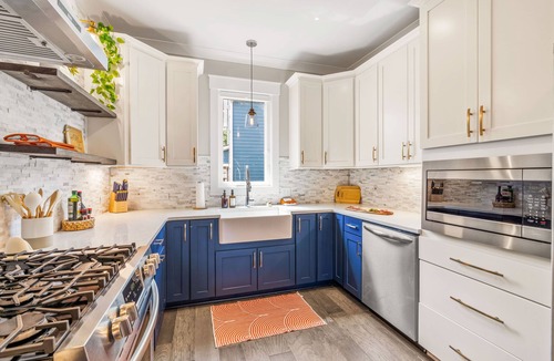 Durham House | NEW - Duke 5 Mins, Upscale Eclectic Decor, Backyard Dining and Movies, Sleeps 10