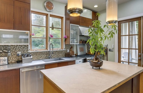 St. Elmo Improvement League House | *NEW* Eclectic Retreat & private hot tub!