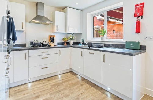 Rushmoor District House | NEW Farnborough Air Show House, X2 FREE Parking