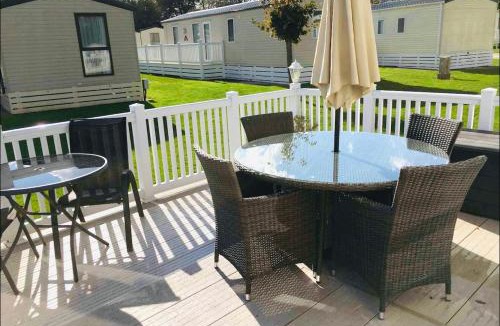 Tiptoe Resort | NEW FOREST Hoburne Bashley Holiday Park, Spacious Caravan Sycamore 201 Sleeps 6