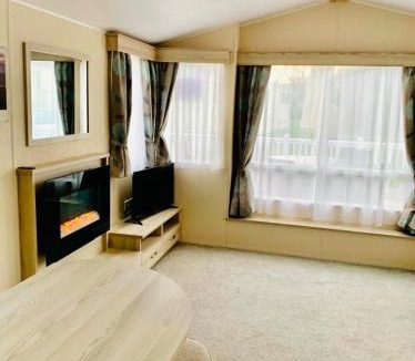 Tiptoe Resort | NEW FOREST Hoburne Bashley Holiday Park, Spacious Caravan Sycamore 201 Sleeps 6