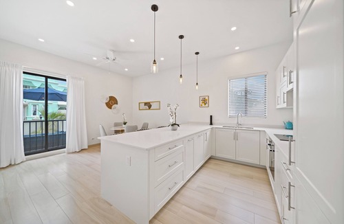 Marine Gardens Condo | New Gated Luxury 2BR 2BA Condo, Pool, Rooftop Close to Beaches & Restaurants.
