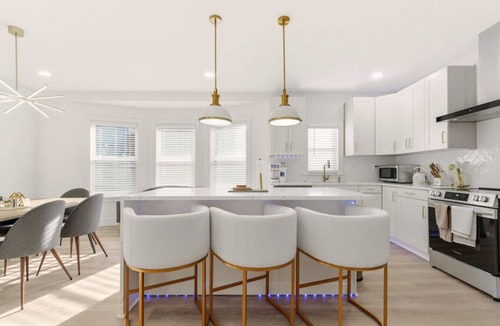Hanover Place House | NEW! Gated, Modern, Clean, 6 bdr, 4 bth, convenient location