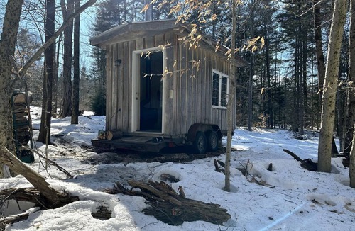 Dorchester House | New Hampshire Tiny House for Romantic Escapes to the Wilderness