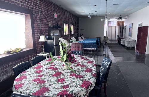 Anniston Apartment | New Haven Studio apartment with 2 bedrooms. Dwtwn. Near EATRIES & ENTERTAINMENT.