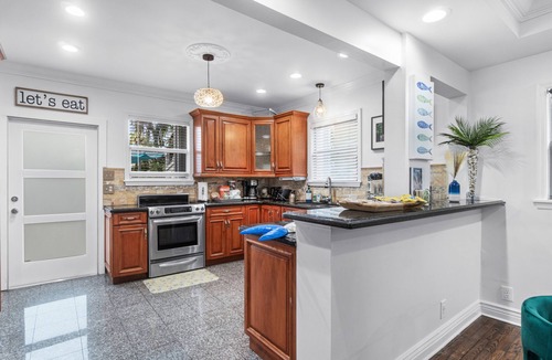 Parker Ridge House | NEW! Historic Estate-Heated Pool - Two Guest Houses - Sleep16 - NEAR EVERYTHING