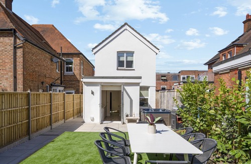 Poole House | New Home near Sandbanks + Hot Tub + Sleeps 9 guests. 3 x bathrooms