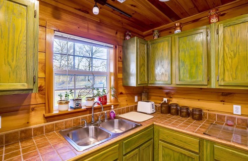 Rising Fawn Cabin | NEW - Hot tub - 3 acres - 5 min walk to lake fishing - 15 min Cloudland Canyon - 35 min Chattanooga