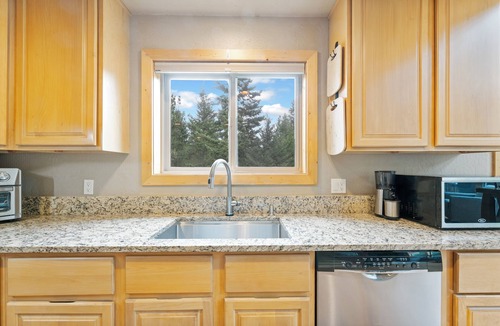Woods Bay House | New! Hot tub, Fire Pit, Foosball Table!
