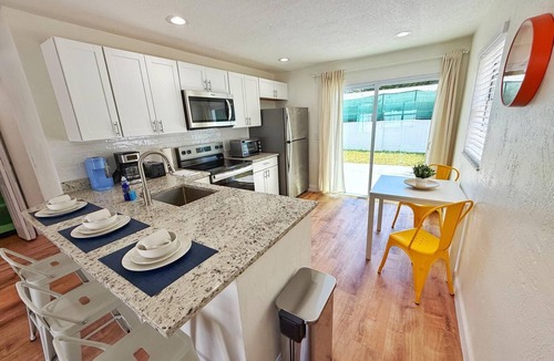 Port Orange House | NEW !Hot Tub! Sunshine-Up 6 Guests-Private Backyard
