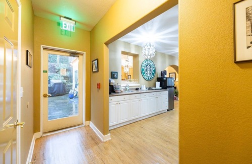 Cathlamet House | NEW! Hotel Cathlamet Room 214 - Main St Queen