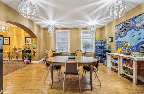 Cathlamet Condo | NEW! Hotel Cathlamet Room 218 - Queen Suite