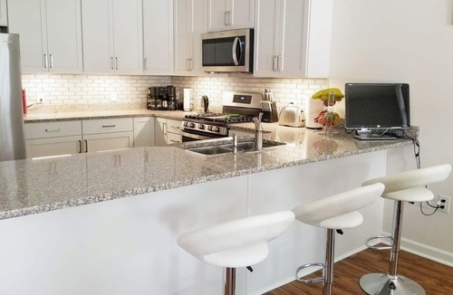 Wall House | NEW House - 10% off wkly - 6 badges/huge private backyard - Great for families!
