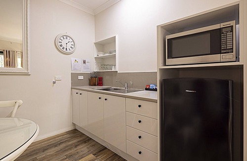 Bright House | NEW Ideal for Two - King bed - Pet Friendly - 150m to river - Easy walk to town