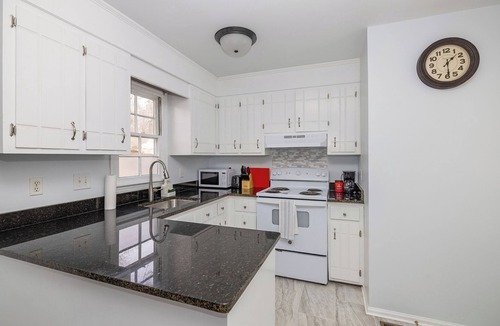 East Forest House | New! Introductory Rate! Modern 2-bedroom Retreat in MORA, great location!