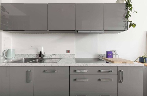 Limehouse Apartment | New! Inviting 1BR by Canary Wharf w/Balcony & Gym