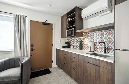 Kerns Apartment | New Kerns Studio Prime Spot Walkable Area