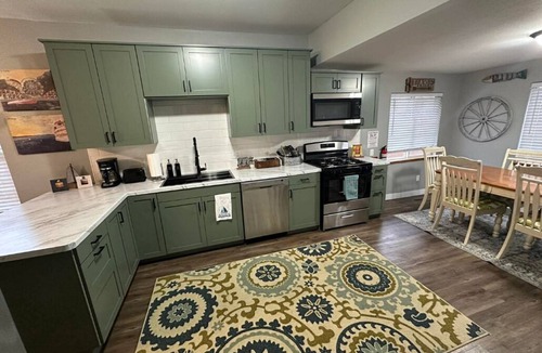 Arnolds Park House | New Kitchen,FirePit,FamFriendly,Sleeps10:LakeLux