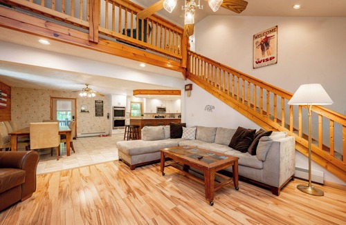 McHenry House | New! Knotty Bear Cabin: Lake Area, Dogs Welcome, Hot Tub, Fire Pit!