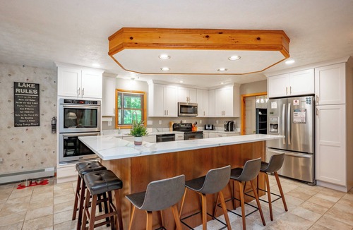 McHenry House | New! Knotty Bear Cabin: Lake Area, Dogs Welcome, Hot Tub, Fire Pit!