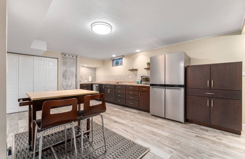 Golden House | New Lakewood Layover Large 5 BR Hot Tub Near Red Rocks