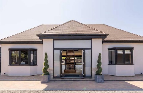 Ware Villa | NEW Launch! Rowans Luxury Villa Pool & Games Room