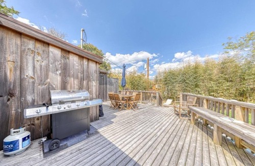 Ocean Beach House | NEW LISTING Beach bungalow with modern comforts, 1 min walk from the beach!