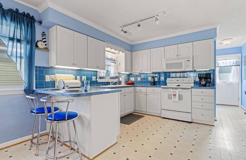 Colington House | New Listing⭐Cozy Bungalow, Walk to Beaches 🌊⛱️🐬, Restaurants, Wifi, Dogs ✔️
