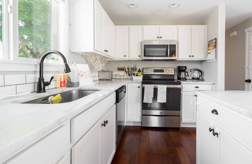 Picnic Point-North Lynnwood House | NEW LISTING! Edmonds Escape | Modern Home & Appliances by RedAwning