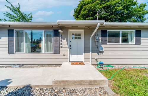 Picnic Point-North Lynnwood House | NEW LISTING! Edmonds Escape | Modern Home & Appliances by RedAwning