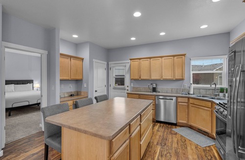 Boyd Acres House | New Listing! Mountain Views ~ Dog Friendly ~ Fireplace ~ Fenced Yard!