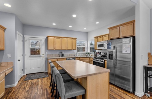 Boyd Acres House | New Listing! Mountain Views ~ Dog Friendly ~ Fireplace ~ Fenced Yard!