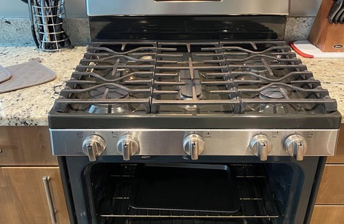 Pentagon City Apartment | NEW Listing Pentagon City, Steps to Metro, Tons of Amenities, and 1 FREE Parking