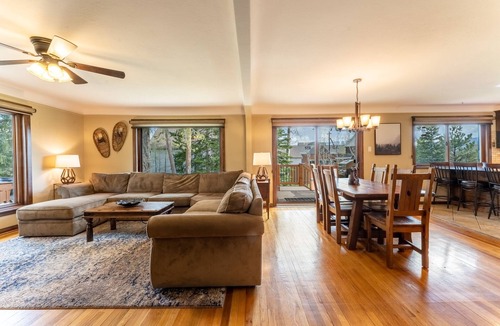 Dillon House | *New Listing* Pet Friendly, 4 Private Decks + Yard, Mountain Views