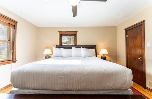 Dillon House | *New Listing* Pet Friendly, 4 Private Decks + Yard, Mountain Views