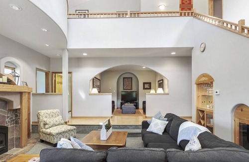 Blue River House | *New Listing* Private 4 Bedroom Home
