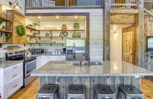Zion National Park East Entrance Cabin | ✨New Listing✨ Red Rock Estate ~ 2 home combo🏡 Hot tubs💧 Near Zion Nat'l Park🏞