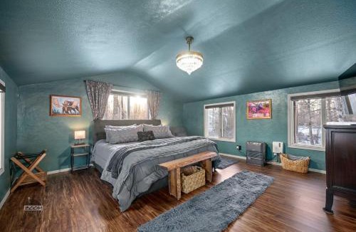 Fishhook House | New Listing - River Front Cabin with Hot Tub near Hatcher Pass