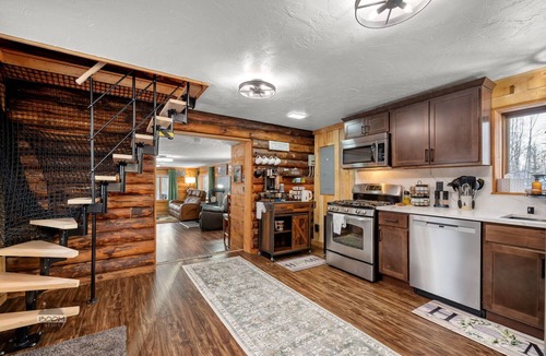 Fishhook Cabin | New Listing! River Front Cabin with Hot Tub near Hatcher Pass!