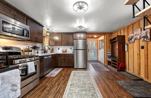 Fishhook Cabin | New Listing! River Front Cabin with Hot Tub near Hatcher Pass!
