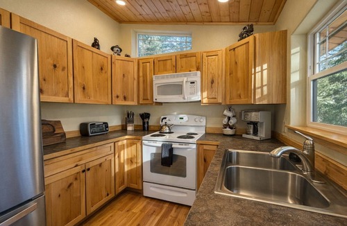 Leavenworth Cabin | New Listing! River Song Cabin-Wenatchee River, ROKU, Propane Firepit, Dogs OK