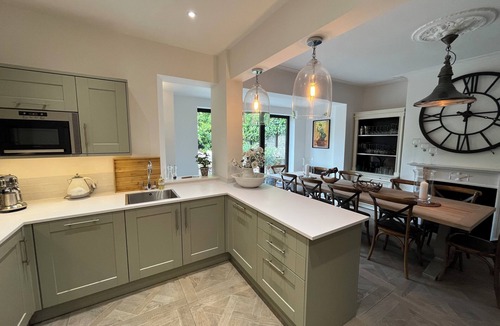Bath House | NEW LISTING -Stunning Town House City Centre- FREE PARKING!