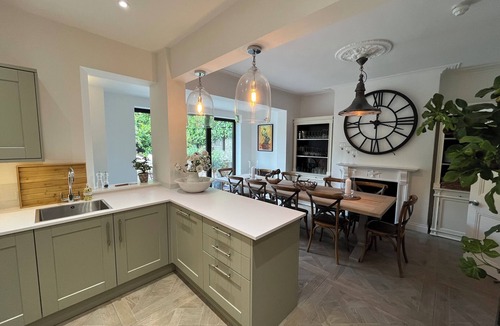 Bath House | NEW LISTING -Stunning Town House City Centre- FREE PARKING!