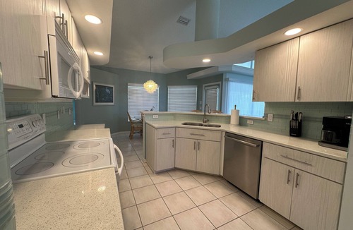 Broadmoor House | NEW LISTING.Sunny Escape in Rotonda West – Family Retreat with Private Pool
