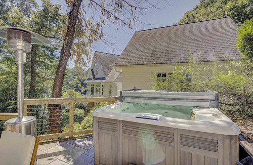 Epping Forest Cottage | NEW LISTING! Waterfront cottage, hot tub, fire pit, gated community, pier, kayak